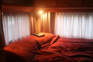 Slaapkamer met drie ramen! 